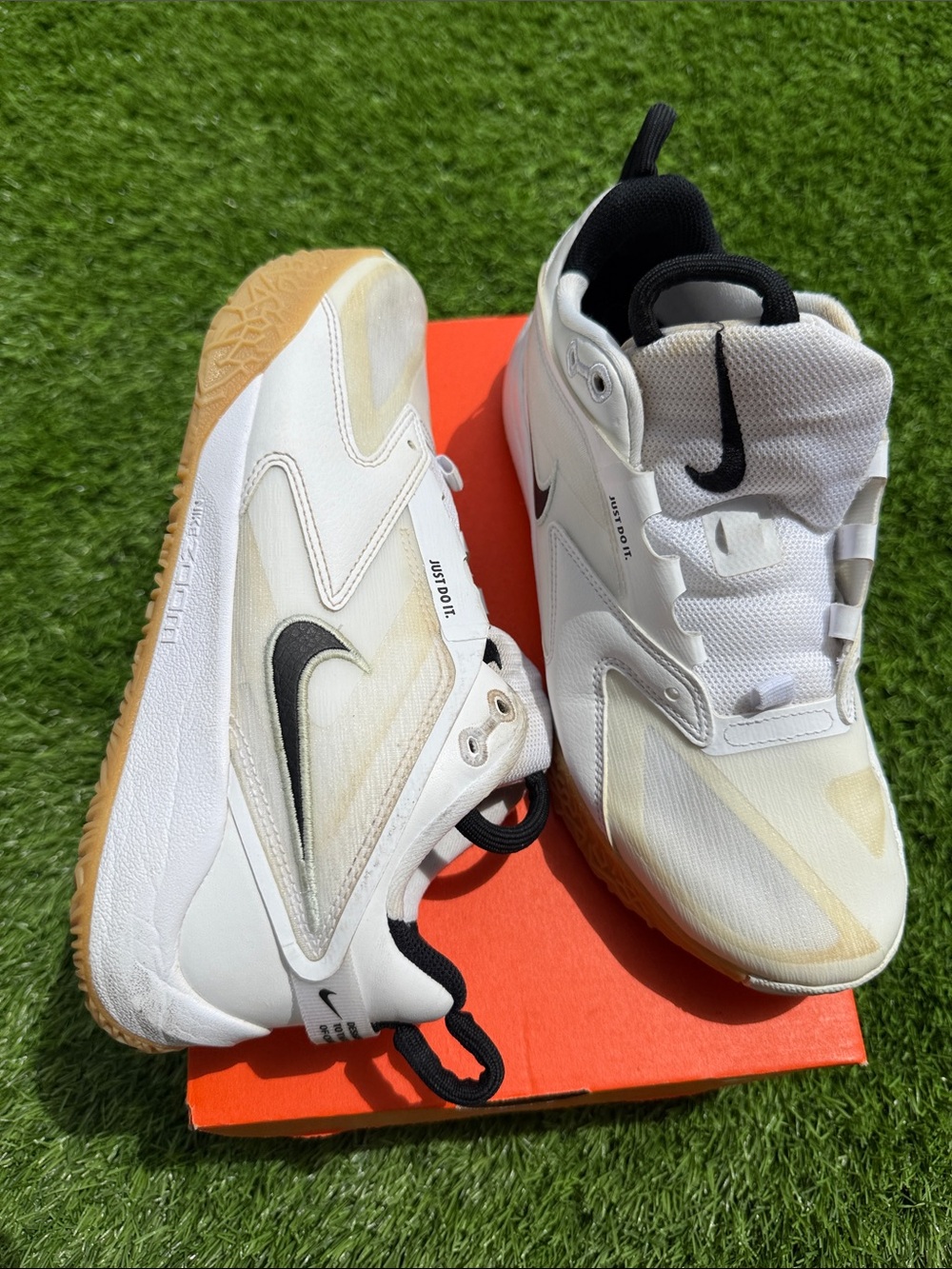 🏐Women’s Nike White and Low-Top volleyball Sneakers with Black white 🏐🤾🏼👟